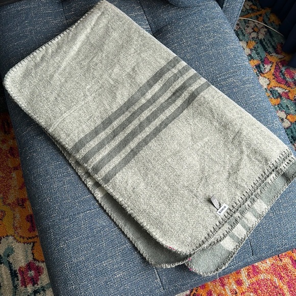 BB Dakota Blanket Scraf/Sweater - Picture 2 of 8